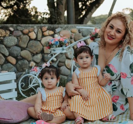 A joyful family picnic in La Dorada, Colombia featuring a mother and her two children outdoors.